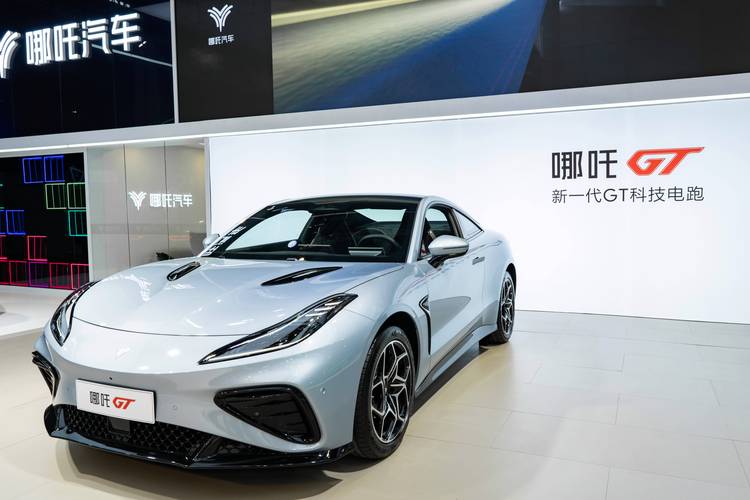 重庆219哪吒汽车在智能汽车领域的表现，领途汽车在新能源汽车市场中的影响力